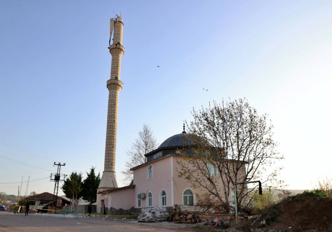 Tokat depreminin hasarı gün ağarınca ortaya çıktı. Cami minaresi devrildi binalar yıkıldı 25